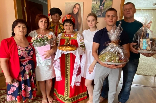 Семья Урюпинских: сватовство племянника в русском народном стиле.