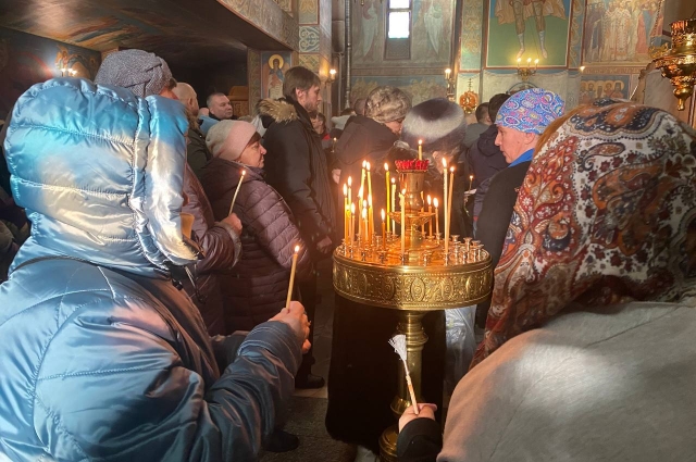 В храме также множество прихожан.