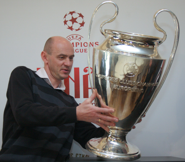 Виктор Онопко с Кубком Лиги чемпионов УЕФА. 2008 год