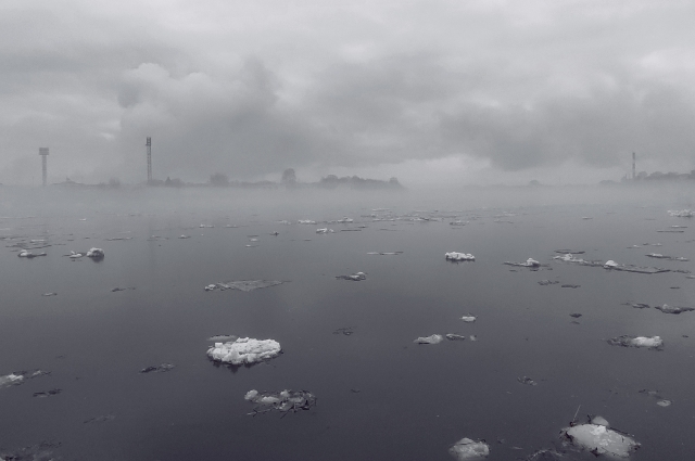 Поиски осложняются туманом, при возможности спасатели планируют задействовать вертолёт.