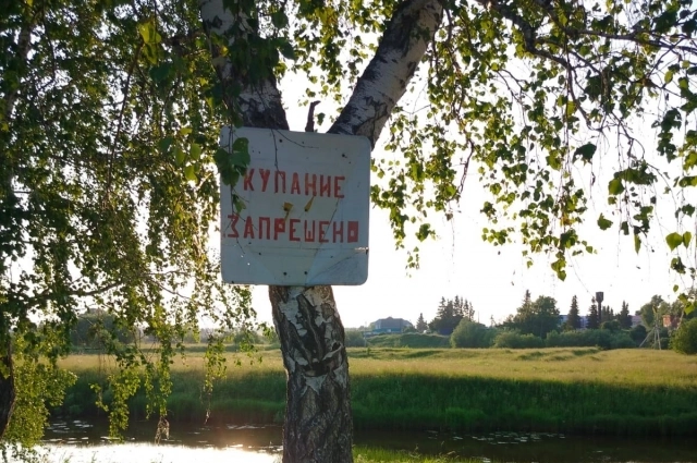 В праздники дети идут купаться без родителей.