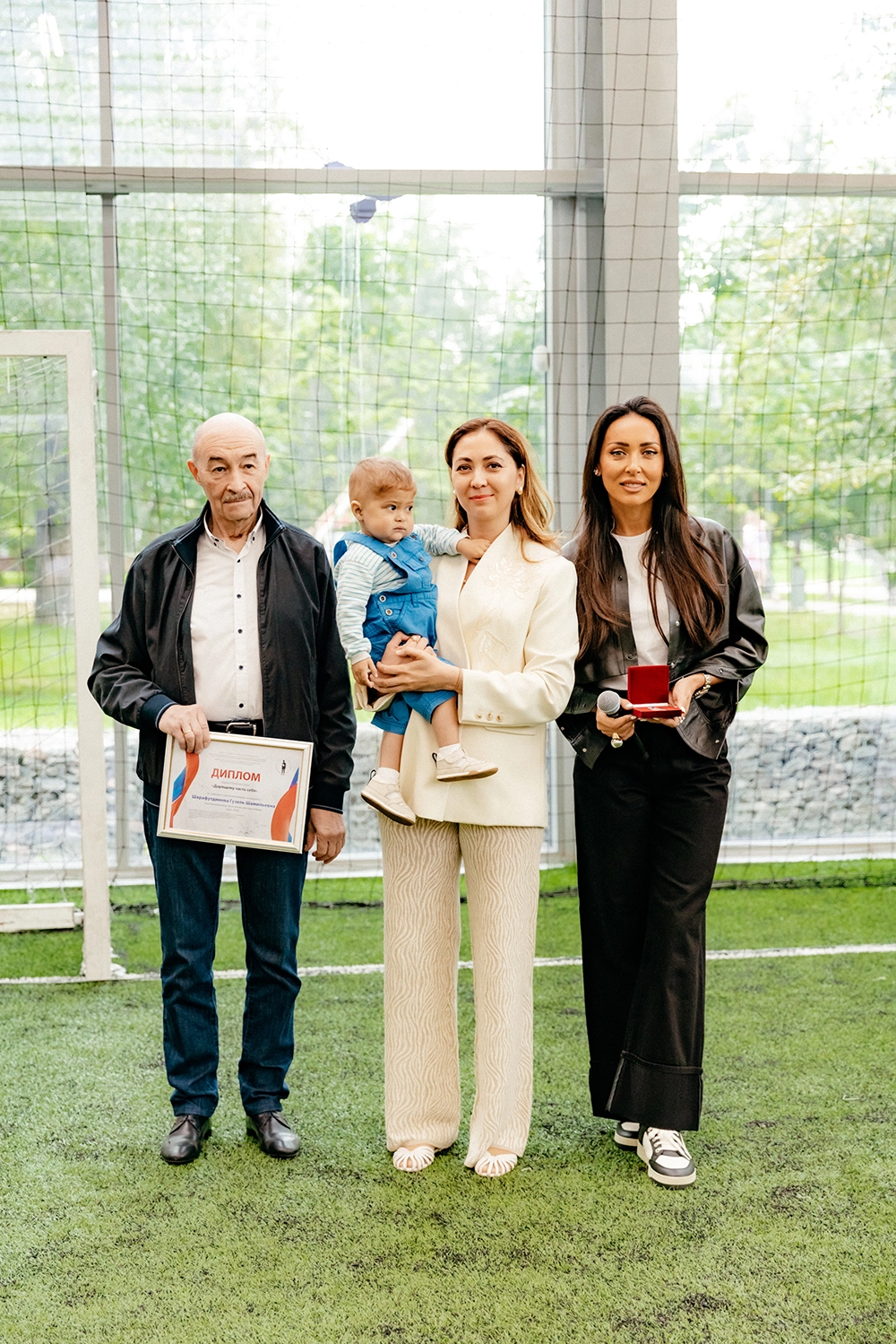 Сергей Готье и Алсу с подопечными фонда.