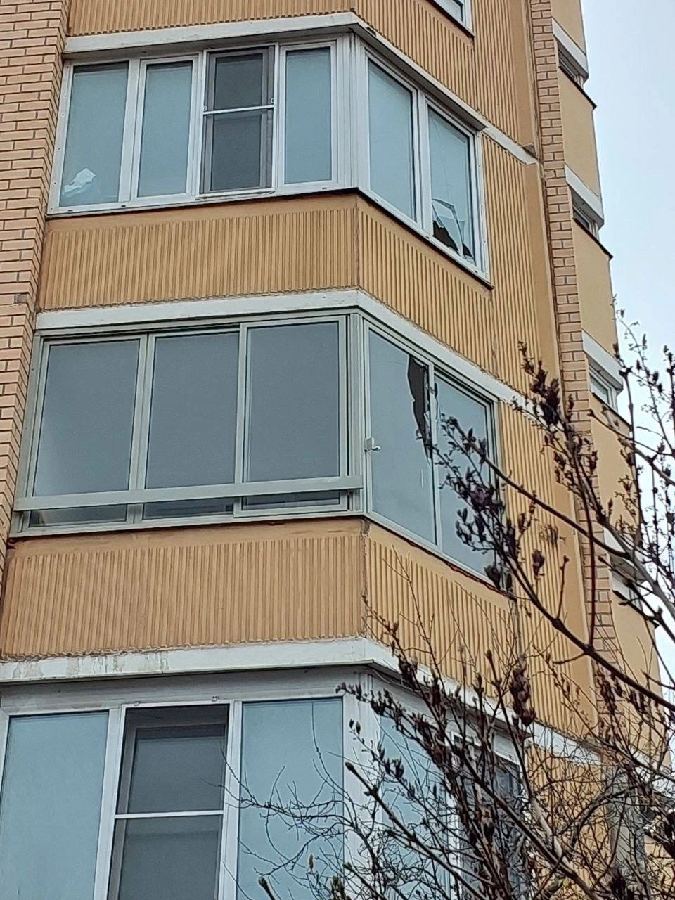 Разбитые окна.