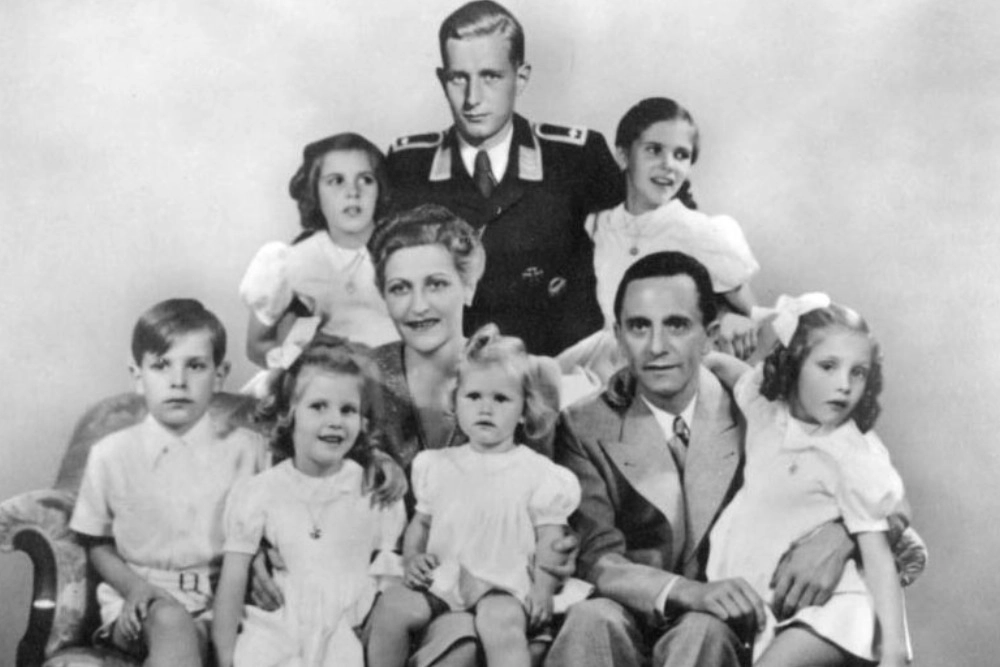 Семья Геббельса. 1 января 1944 года. Снимок отредактирован: на нём присутствует приёмный сын Геббельса Харальд Квандт, в тот момент находившийся на фронте.