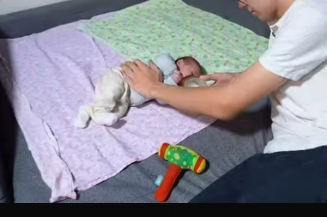 18-летний сын помогает маме растить сестру.