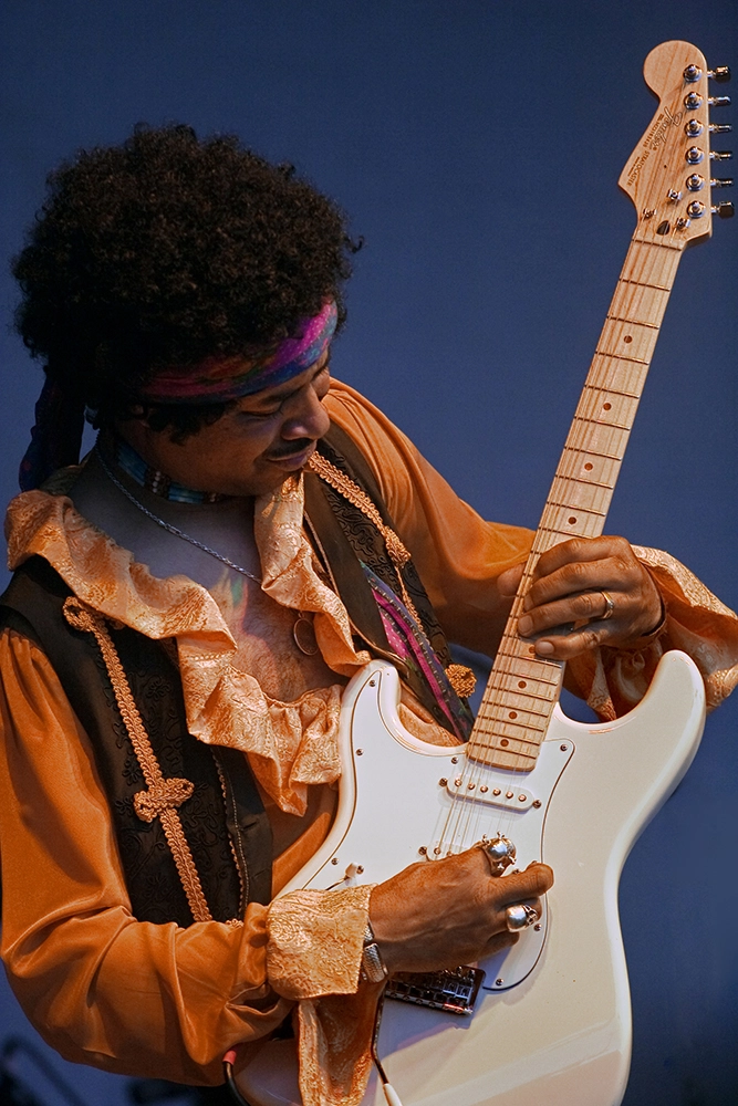 Джимми Хендрикс с гитарой Fender Stratocaster.
