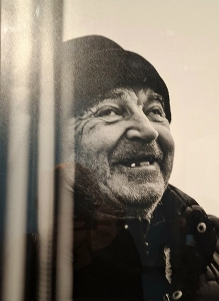 Артур Назаров. Старик улыбается, 2025 г.