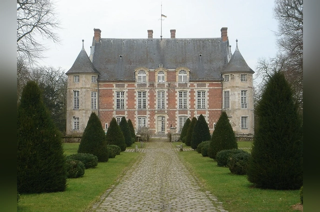 Замок Левевиль построен в 15 веке.