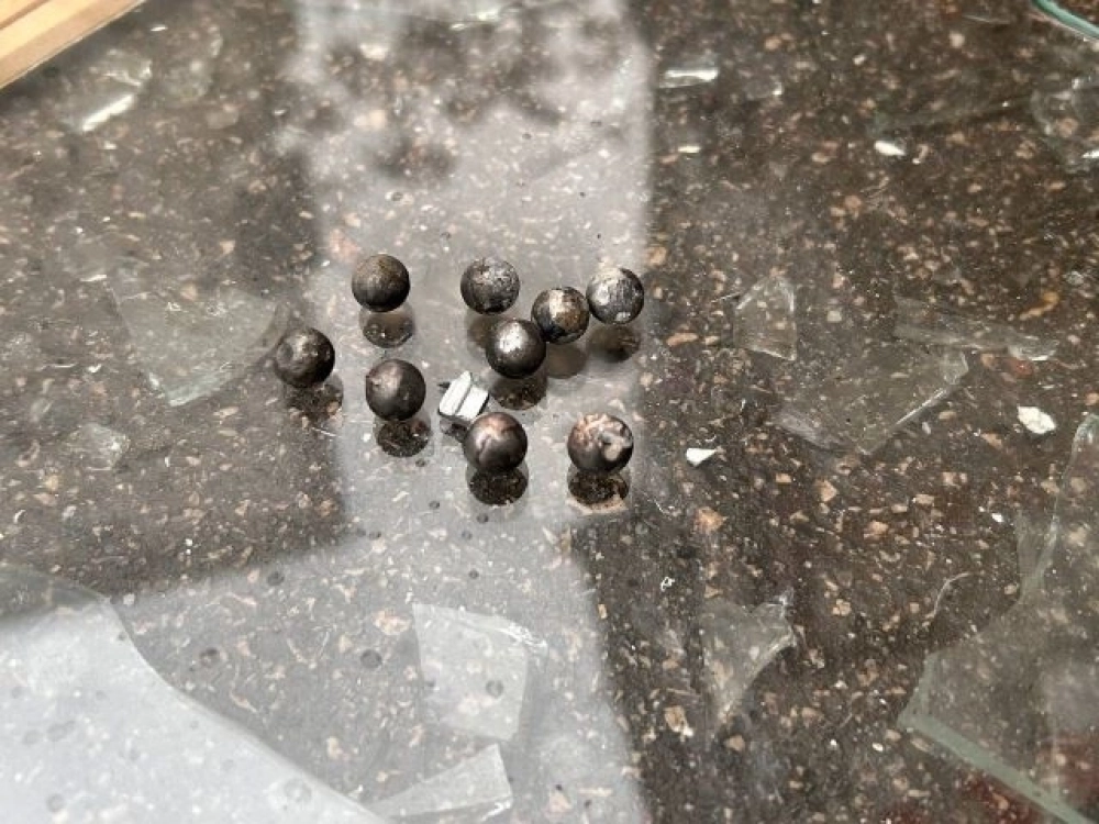 Металлические шарики действуют как шрапнель. 