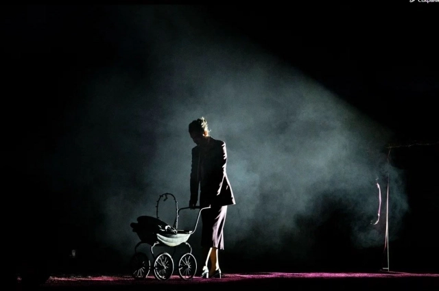 Все герои спектакля оказываются обычными людьми.