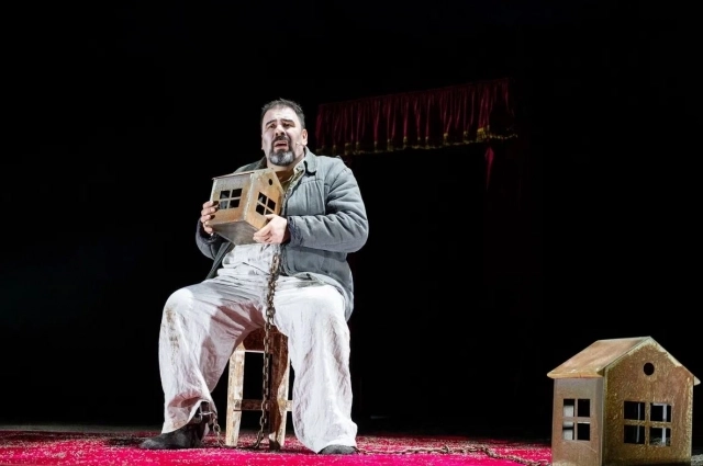 Костюмы отражают внутренний мир актёров.