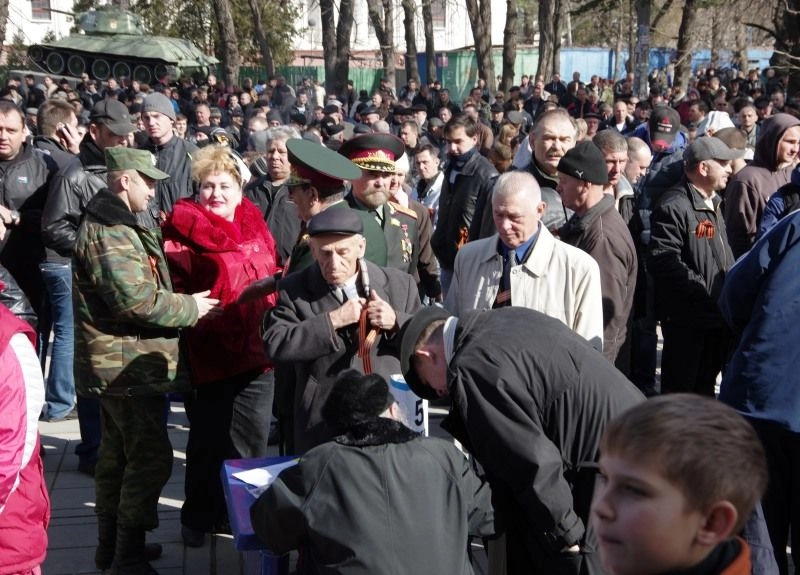 Люди разного возраста готовы были защищать Крым.