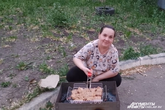 Это не шашлыки в саду. Это пикник прямо во дворе многоэтажки.