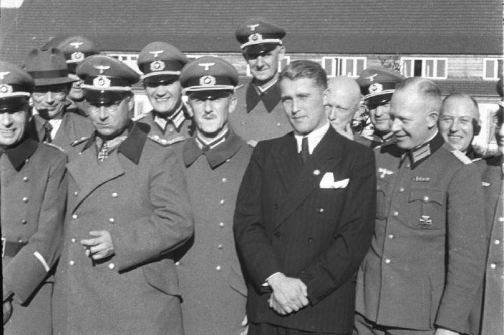 Вернер фон Браун. Рядом, слева направо, генералы вермахта Дорнбергер, Ольбрихт, Лееб. Пенемюнде, февраль 1941