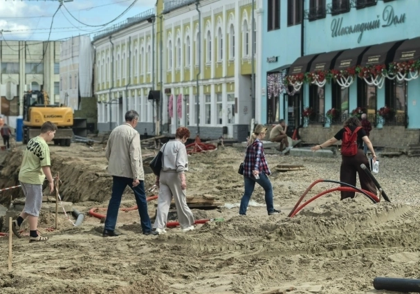 Колонны людей пересекают песчаные дороги.