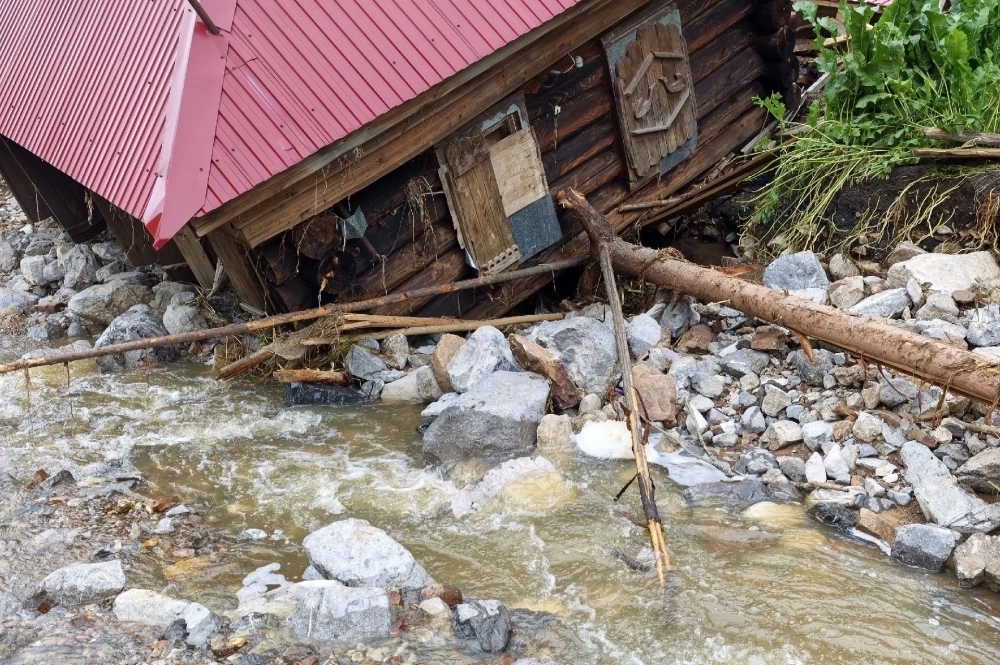В Кыне водой разрушено несколько домов.