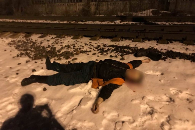 смерть наступила из-за того, что пострадавшего сбила электричка.