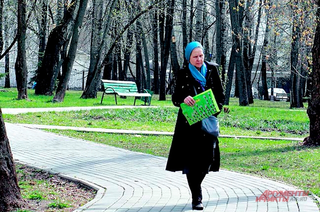 В сквере вдоль Нахимовского проспекта гуляют и местные, и офисные работники.