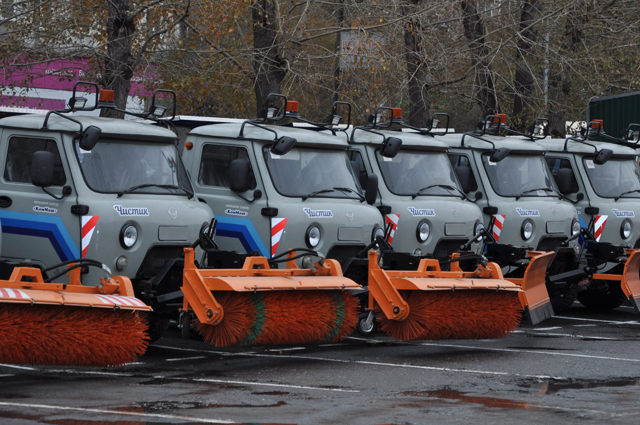 На базе УАЗа установлены приборы для подметания улиц