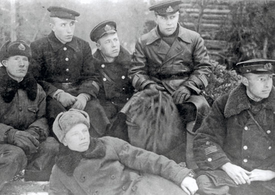 Полковник П.Н. Преображенский с экипажем своего корабля.