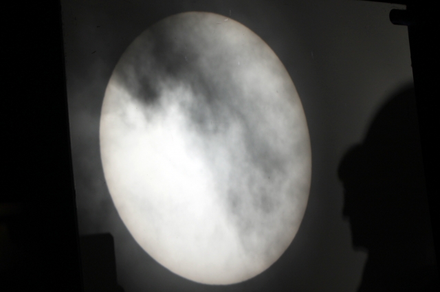 Изображение Солнца и перекрывающих его облаков, полученное с помощью солнечного телескопа.