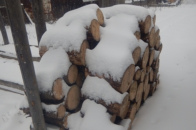Лесоруб заготовил дрова на продажу.