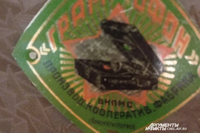 Патефон произведен в СССР.