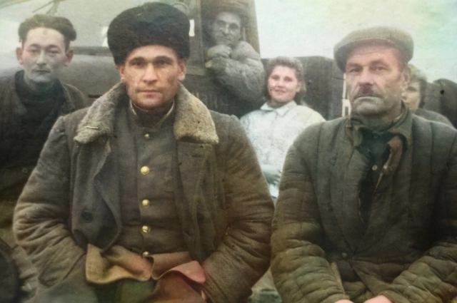 Алексей Киселев и его старший сын Александр после войны.