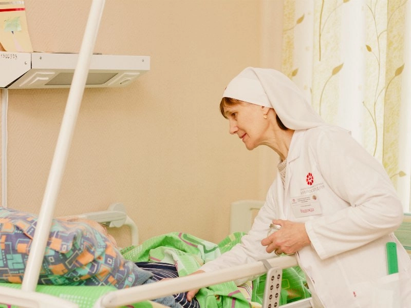 Просто помолчать и подержать за руку...