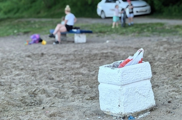 В Норском поставили всего пару мусорок, все они зачастую уже переполнены.