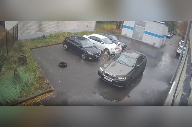 Женщина привезла ребенка на занятия в школу.