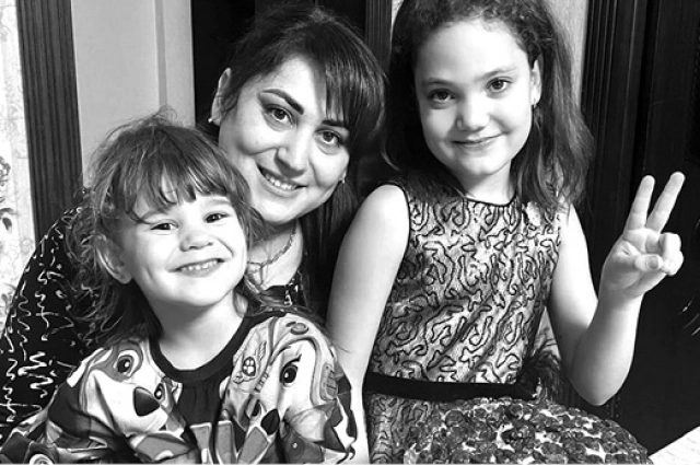 Правнучка Алина с дочками Деей и Викой.