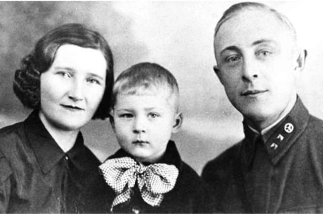 На снимке слева направо Дмитриевы: Матильда Александровна, сын Юрий, Константин Сергеевич.