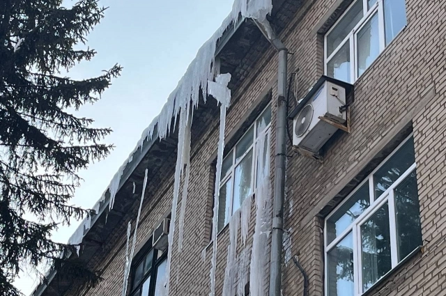 Наледь на здании по ул.Мира