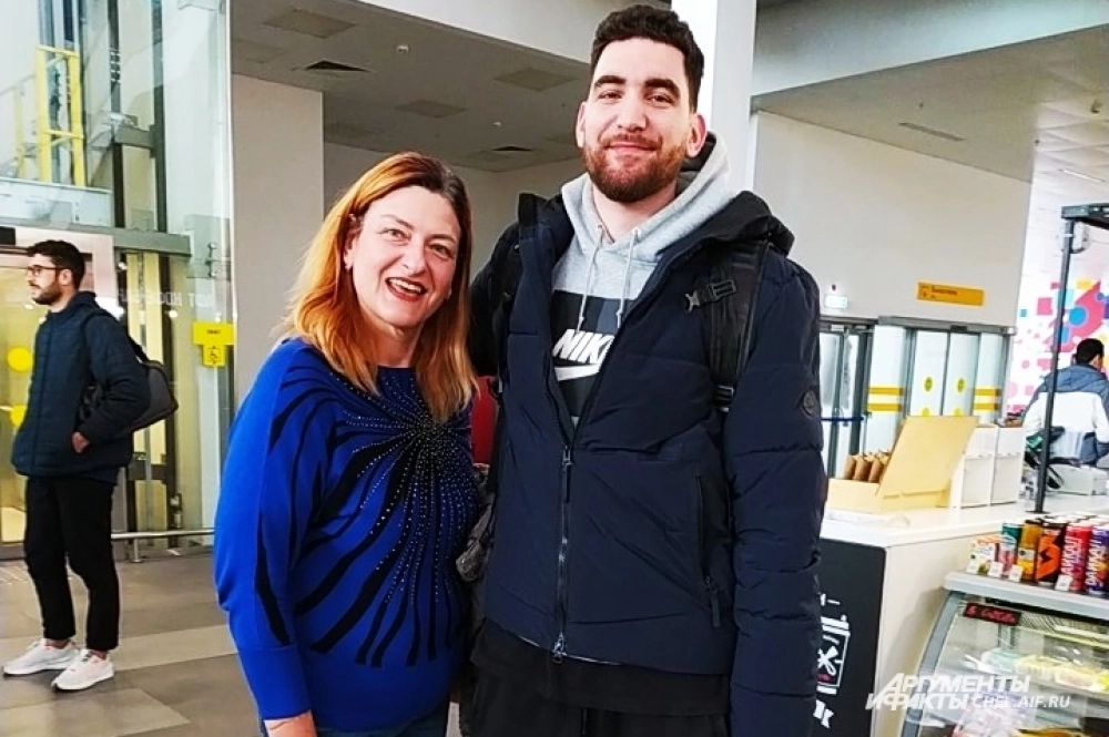 Корреспондент chel.aif.ru (слева), рост 180 см.