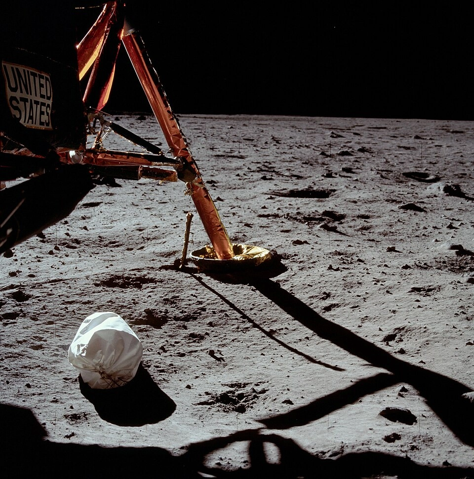 Первая фотография, сделанная Нилом Армстронгом после выхода на поверхность Луны.