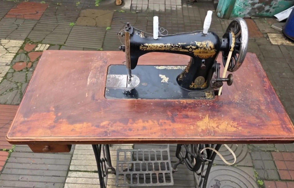 Швейная машинка на кованом подстолье «Краснодар». 