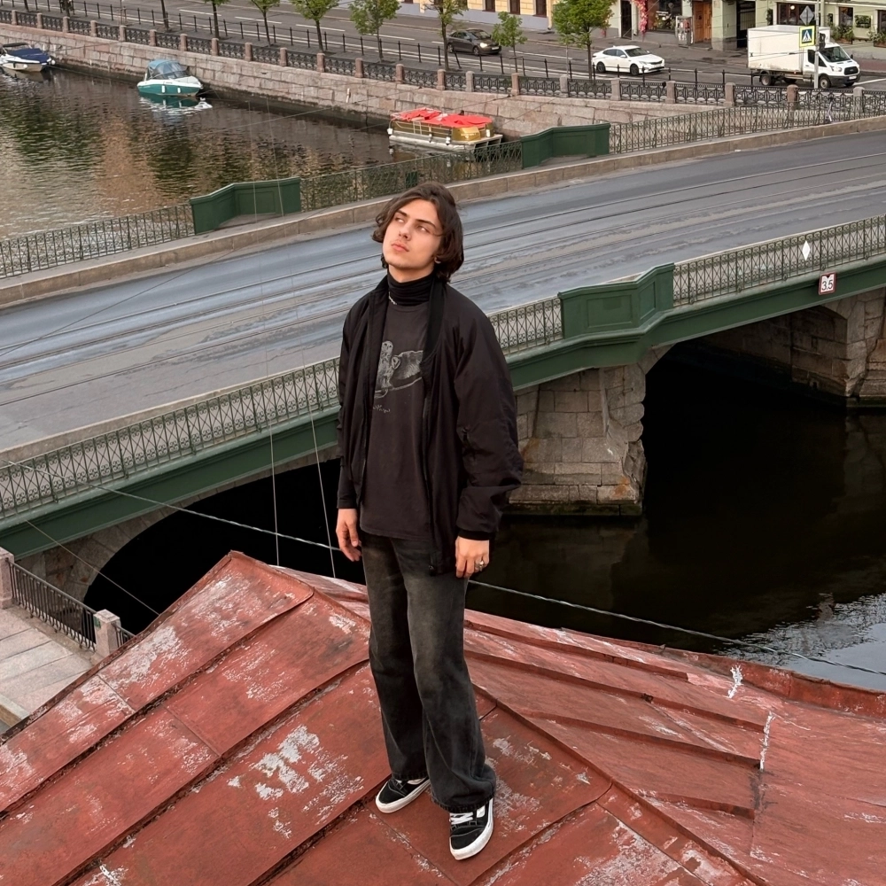 Санкт-Петербург принял Александра тепло. 