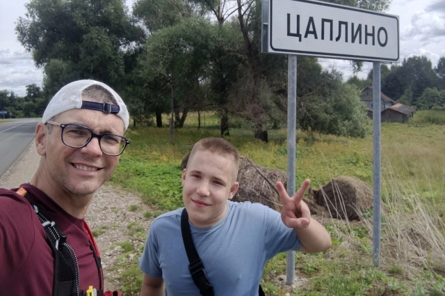 Ночует он всегда в палатке. Но иногда попадаются добрые люди, как правило, такие же путешественники, которые приглашают переночевать у себя.