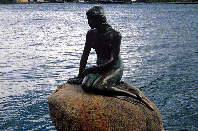 Памятник Русалочке в порту Копенгагена