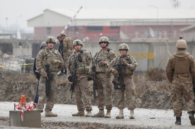 Американские солдаты охотно позируют для фото