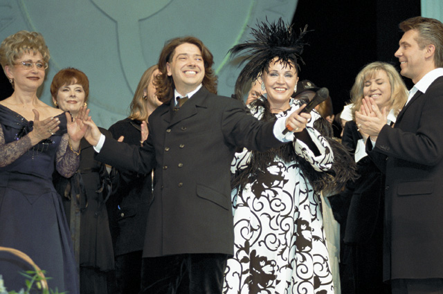 Валентин Юдашкин среди участников праздничного шоу в честь 10-летия Дома моды В. Юдашкина. 1998 год.