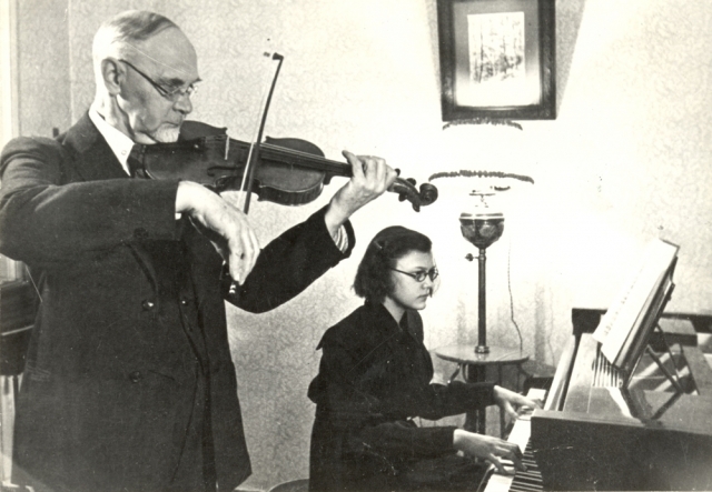 Александр Арбузов играет на скрипке