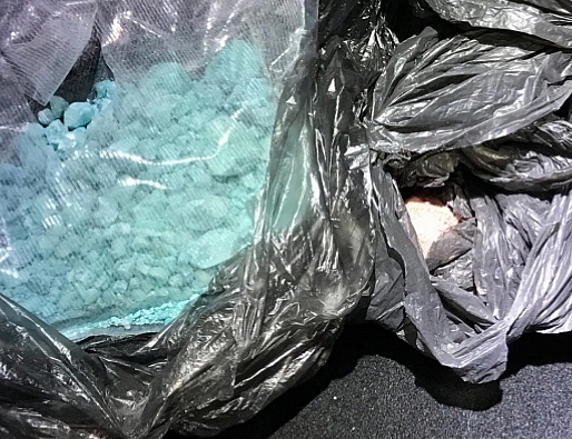 Изъятые пакеты с запрещёнными веществами сотрудники наркоконтроля обнаружили в автомобиле.
