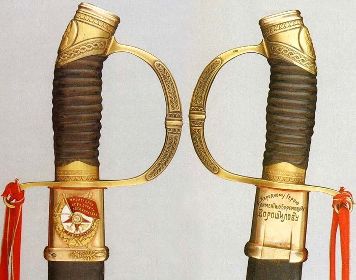 Почетное революционное оружие, врученное Клименту Ворошилову.