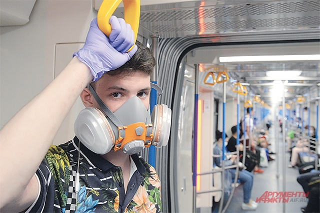 В Москве ношение маски и перчаток обязательно в транспорте и во всех публичных местах.
