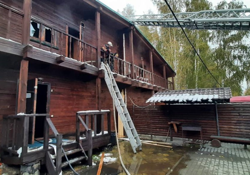 Спасатели тушат пожар в банном комплексе в Екатеринбурге