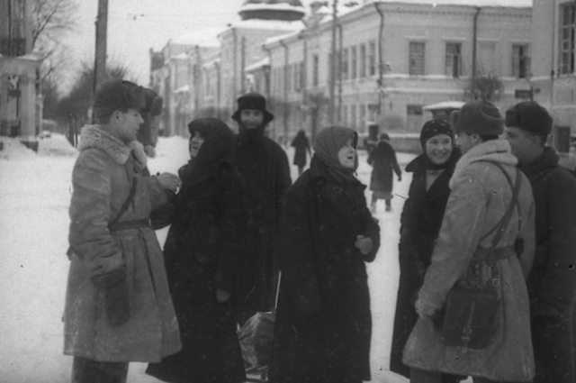 Встреча жителями г. Калинина военнослужащих частей Красной Армии после освобождения города.