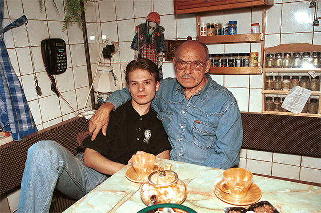 Михаил Глузский у себя дома с внуком Михаилом. 1999 год. Россия