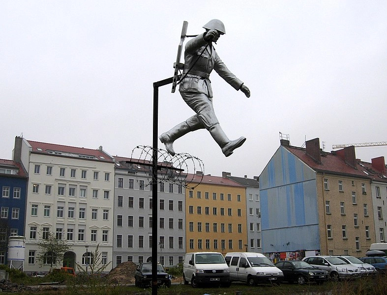 Скульптура, посвящённая побегу Шумана, на Бернауэр-штрассе, Берлин 2009. 